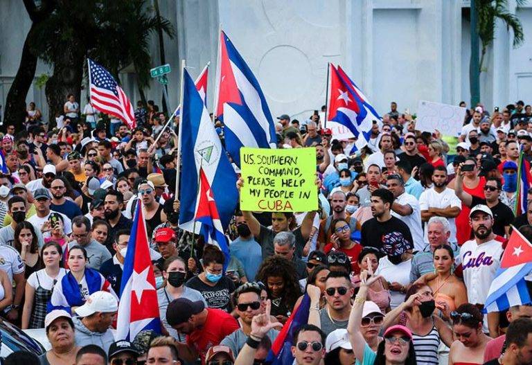 El presidente de Cuba, Miguel Díaz-Canel, denunció a Estados Unidos provocar las protestas por su “política de asfixia económica”. El presidente de Cuba, Miguel Díaz-Canel, denunció este lunes que Estados Unidos se encuentra detrás de las protestas en la isla. De acuerdo con el mandatario cubano, el país norteamericano está realizando “una política de asfixia económica para provocar estallidos sociales en el país”. A través de un mensaje televisivo Díaz-Canel señaló que su gobierno trata de enfrentar y vencer las dificultades impuestas por Estados Unidos; las cuales fueron reforzadas durante la administración de Donald Trump. “¿Qué quieren con estas situaciones?, provocar estallidos sociales, provocar incomprensiones” entre los cubanos, pero también “el famoso cambio de régimen”. Asimismo, indicó que la respuesta del gobierno cubano es responder como se lo merecían, como lo sucede en Venezuela. En tanto, el presidente de Estados Unidos, Joe Biden, señaló en un comunicado que el gobierno cubano debe de dejar de “enriquecerse” debe de escuchar a su pueblo. “Estamos con el pueblo cubano y su claro llamado a la libertad”, determinó el mandatario. Hasta este lunes el internet móvil en Cuba se mantiene suspendido desde que iniciaron las protestas en la isla caribeña. Los cubanos exigen al gobierno alimentos y medicinas, luego de que durante varias horas al día se cortara el servicio de la electricidad; lo cual provocó que miles de personas salieran a las calles a realizar protestas. Este tipo de protestas están restringidas en Cuba, solamente están autorizadas las realizadas por el Partido Comunista Cubano (PCC).