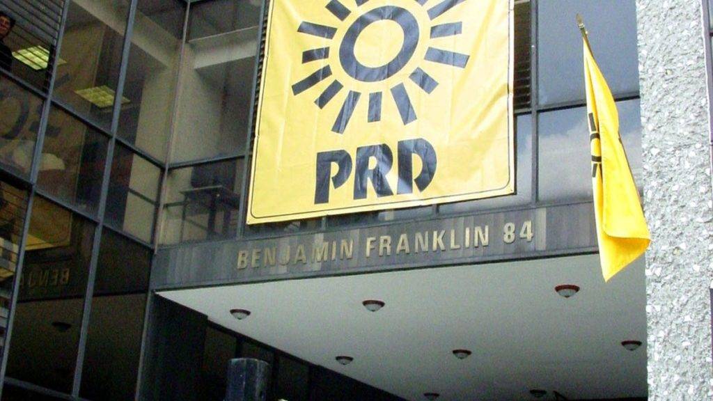 Gómez Naredo, dio a conocer que los padres de niños con cáncer dejaron como domicilio para recibir notificaciones a la sede del PRD. El día de ayer 13 padres de niños con cáncer acudieron ante la Fiscalía General de la República (FGR); para presentar una denuncia contra el subsecretario de Salud, Hugo López Gatell. Los padres de los niños acusaron al funcionario por “genocidio”, pues aseguran que no han recibido el medicamento oncológico. El periodista, Jorge Gómez Naredo, compartió a través de su cuenta de Twitter las fotografías de la denuncia presentada ante la FGR; el oficio tiene el sello “Acuse” y de recibido por la oficinal del fiscal, el día 1 de julio. Las trece personas que presentaron la denuncia contra López-Gatell dejaron como “domicilio para oír notificaciones”. El domicilio que se encuentra en Benjamín Franklin #84, quinto piso en la colonia Escandón, Ciudad de México; exactamente en donde se encuentra la sede nacional del PRD. Dejando como autorizados a los licenciados en derecho, Andrea Rocha Ramírez y Friné Castro Valdés. De acuerdo con Gómez Naredo la última licenciada estuvo trabajando en el gobierno de Miguel Ángel Mancera. Friné Castro Valdés, fue alta funcionaria en la Secretaría de Desarrollo Social durante el gobierno de Mancera. “Es claro que grupos políticos han aprovechan este tema para sus fines personales. No les importan los niños sino la raja política que puedan sacar”, escribió el periodista. Así mismo, indicó que los medicamentos ya han llegado al país y que nunca hubo un desabasto generalizado; sin embargo, señaló que “andanada mediática” continua. Además, recordó que hoy el gobernador de Jalisco, Enrique Alfaro, dará una rueda de prensa con padres de niños con cáncer.