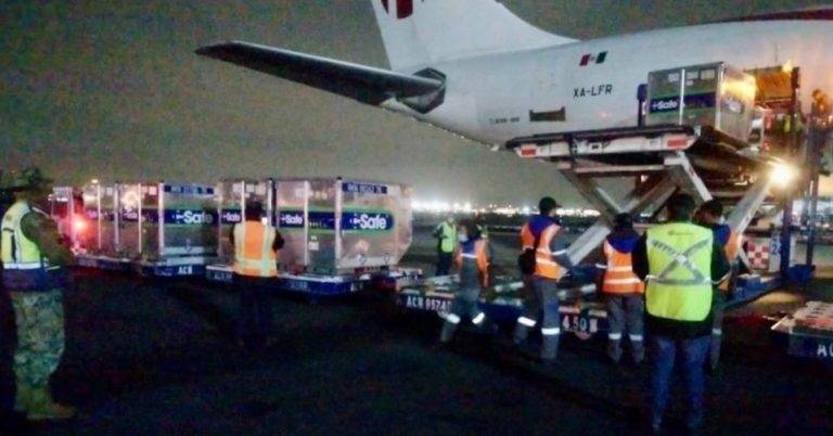 Llegan a México 2.3 millones de vacunas AstraZeneca, el embarque más grande