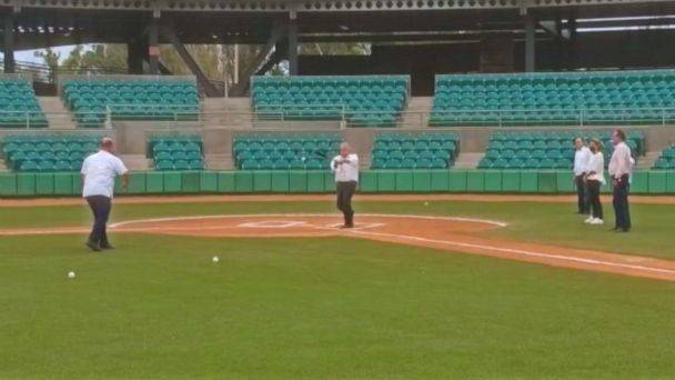 AMLO juega beisbol con Durazo y Pavlovich en Sonora