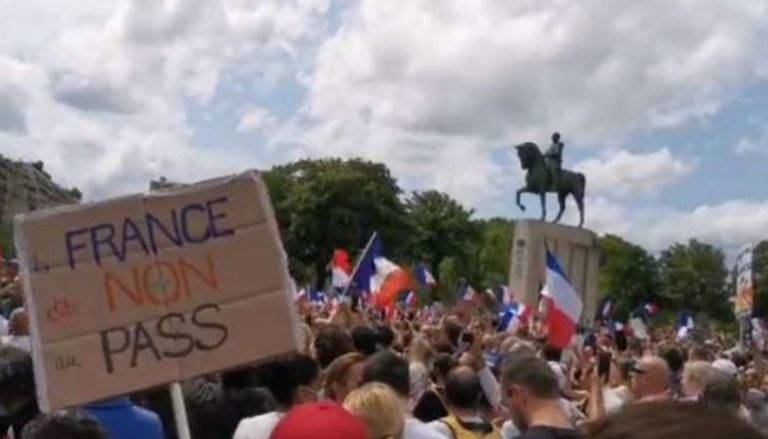 Trabajadores franceses pueden perder su empleo por no vacunarse