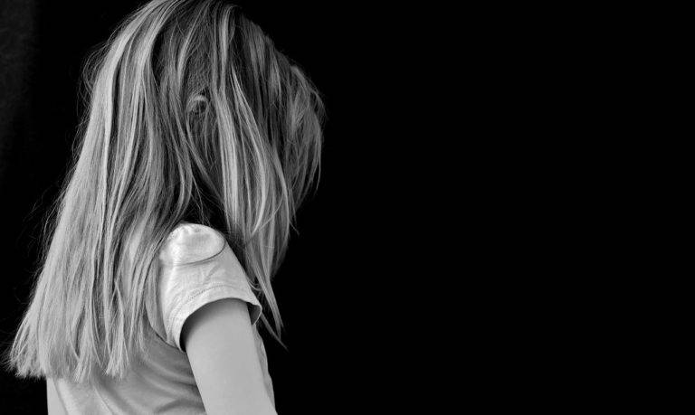 Niña de 10 años se suicida en el patio de su casa