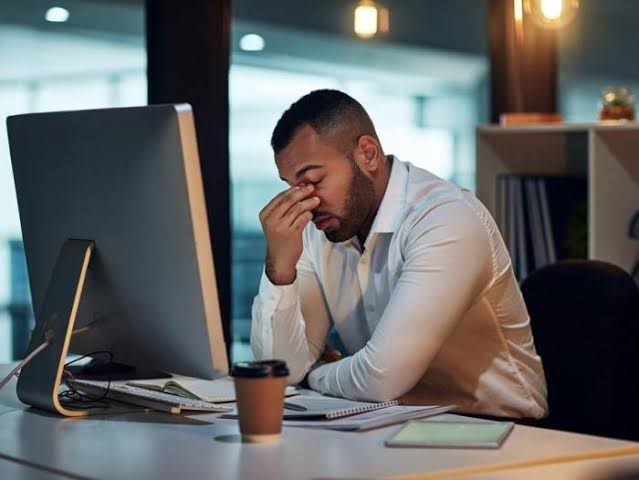 Cerca del 95% de los trabajadores de EU piensan en renunciar a sus trabajos por agotamiento