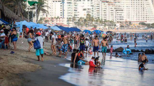Desalojan playas de Acapulco por aumento de contagios Covid
