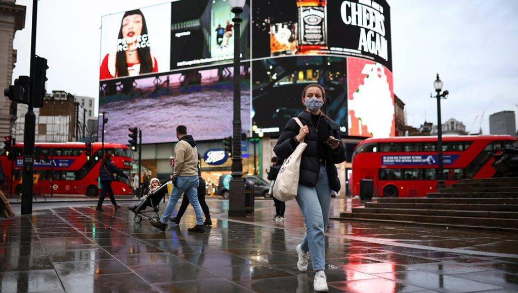 Johnson indicó que se apuesta a la responsabilidad social para poder llevar a cabo la última etapa para levantar las restricciones por la Covid-19. El Primer Ministro de Inglaterra, Boris Johnson confirmó el lunes que su gobierno planea la eliminación de las medidas de bioseguridad; buscando retirar el uso obligatorio del cubrebocas y el distanciamiento social durante este mes. Sin embargo, Johnson reconoció que esto podría provocar un posible incremento en el número de contagios de la Covid-19. Así mismo, señaló que los controles legales serán cambiados y se apostará a la “responsabilidad social”; esto luego de que Inglaterra pase a su fase final de su plan para poder levantar la cuarentena aplicada contra la pandemia. Para lo cual, se espera que esta pueda ser levantada el próximo 19 de julio, aunque la decisión será confirmada el 12 de este mes. De esta forma, las personas ya no serán obligadas a usar mascarillas bajo pena de alguna sanción; sin embargo, puede ser que los operadores de tránsito y en las empresas, sea necesario todavía utilizar el cubrebocas. Aunque su uso podría ser recomendado para su uso dentro de espacios cerrados, para evitar algún posible contagio. Con lo cual, los centros de diversión nocturna podrán reabrir tras 16 meses de permanecer cerrados. Además, los clientes ya no tendrán que escanear el código QR cuando vayan a algún restaurante o un centro nocturno. Por lo que, además se podrá volver a los centros de trabajo si es necesario; estos cambios se llevarán a cabo en Inglaterra, Escocia, Gales e Irlanda del Norte. Gran Bretaña lleva registrado más de 128 mil muertes por Covid-19, siendo el país más afectado de Europa occidental.