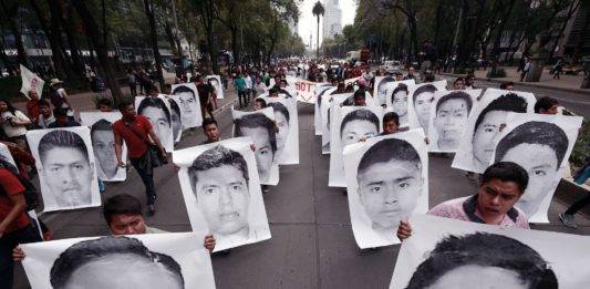 Familiares de los 43 de Ayotzinapa eran objetivos de espionaje durante gobierno de Peña Nieto