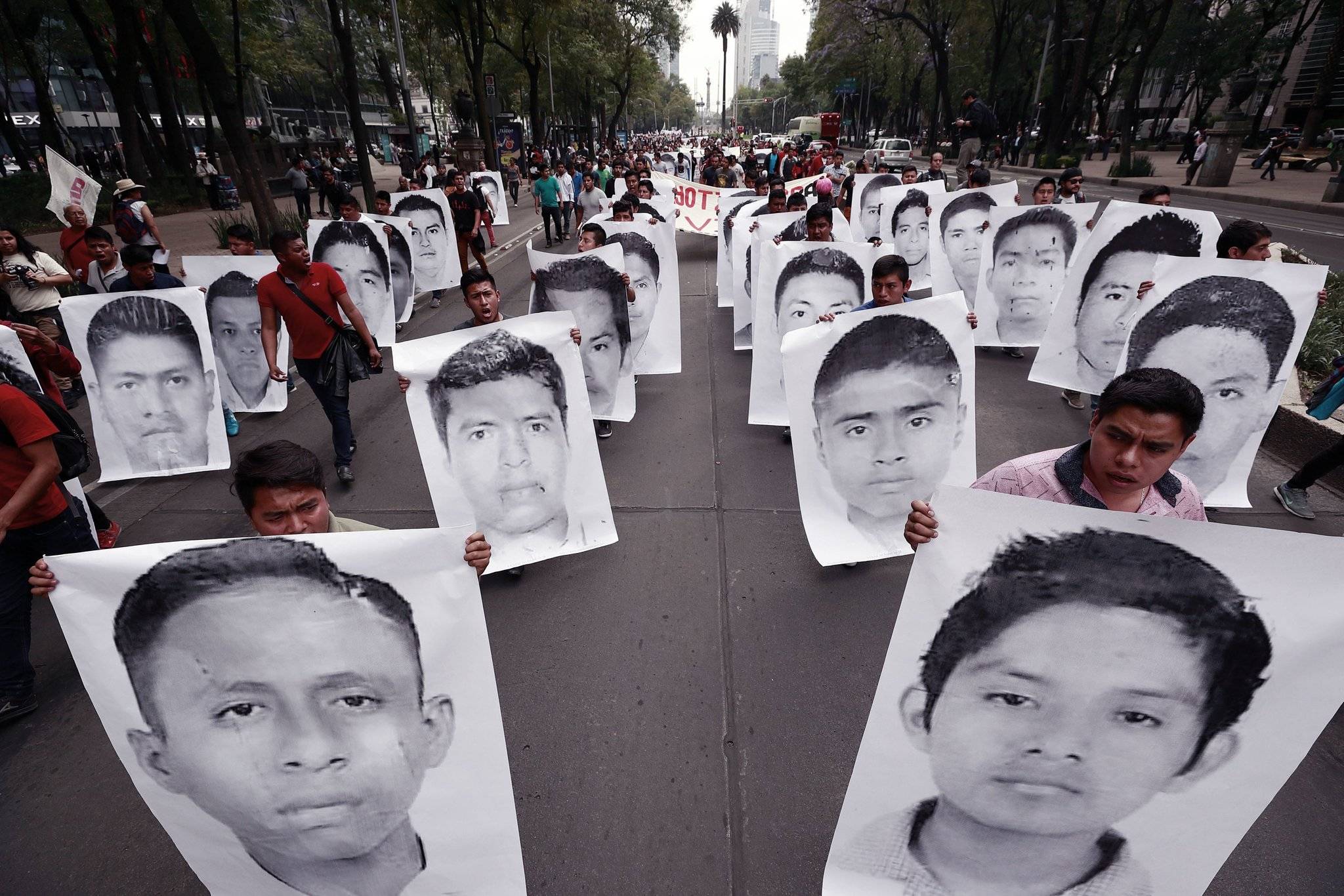Familiares de los 43 de Ayotzinapa eran objetivos de espionaje durante gobierno de Peña Nieto