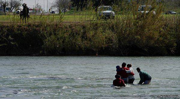30 migrantes fueron rescatados en el Río Bravo por policías de Ciudad Juárez