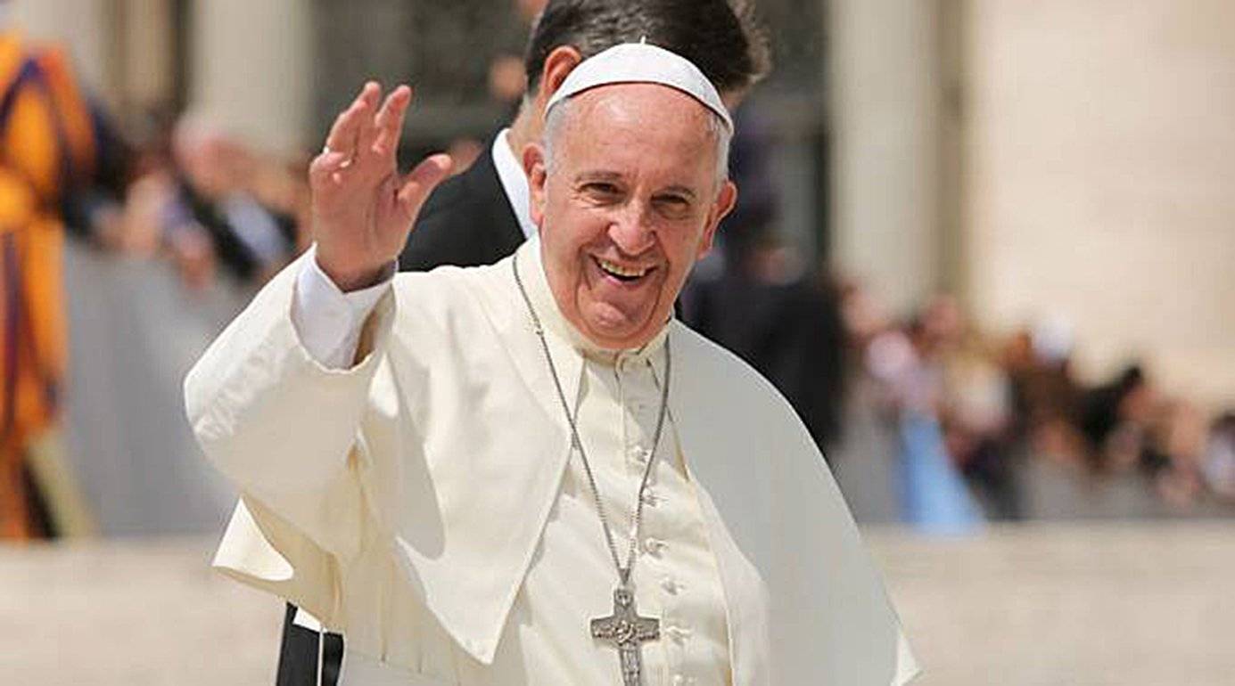 El papa Francisco fue trasladado a una clínica para una cirugía 
