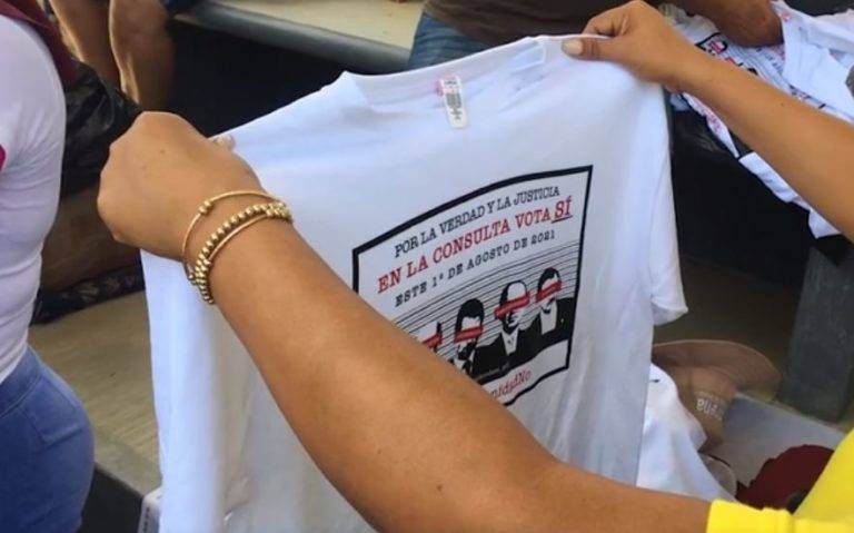 Comerciantes venden como “pan caliente” playeras de la Consulta Popular