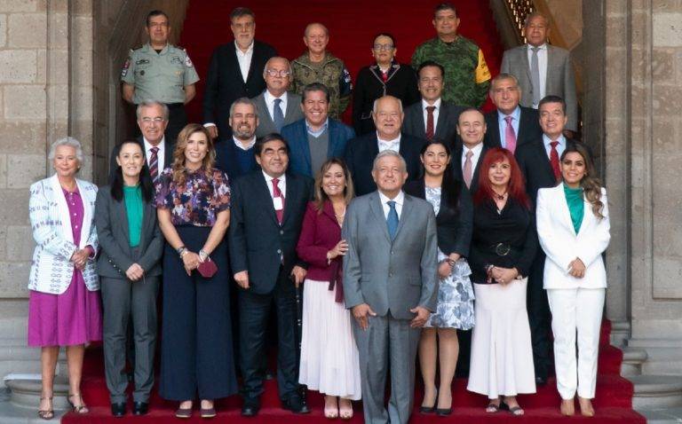 AMLO pide a gobernadores de Morena reducir homicidios en 50 municipios