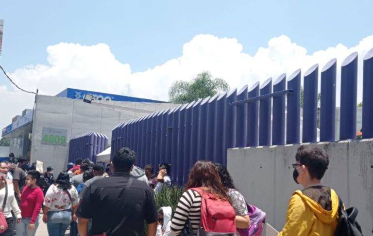 Jóvenes Agotan vacuna Sputnik por no respetar turno de vacunación
