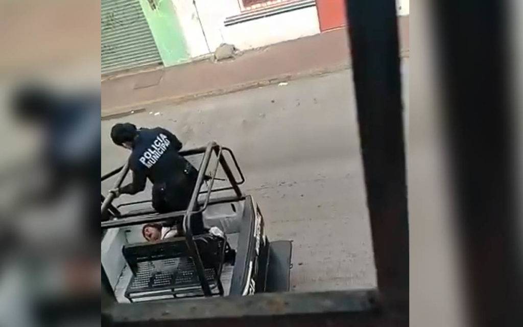 Policías de Cárdenas, Tabasco, agreden a mujer a bordo de una patrulla