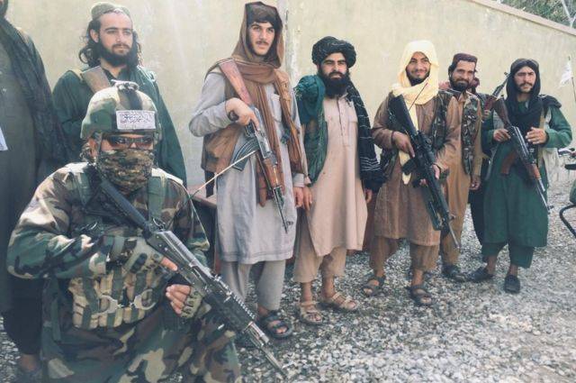 Talibanes toman capital de Afganistán; presidente Ghani se va del país