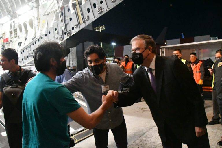 México rescata a reporteros extranjeros de Afganistán; EU no lo logró