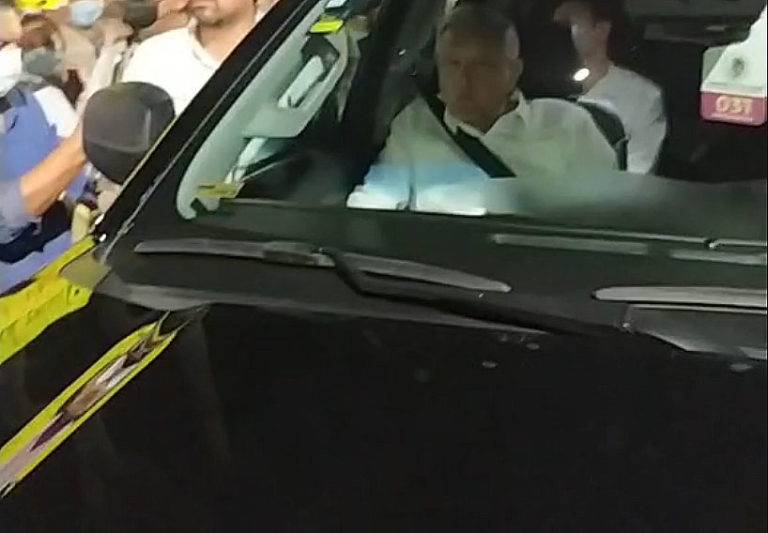 Manifestantes retienen a AMLO; le impiden acceso a la mañanera