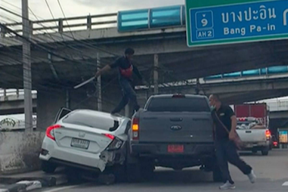 Hombre desenvaina espada samurai y ataca a conductor en accidente vehicular