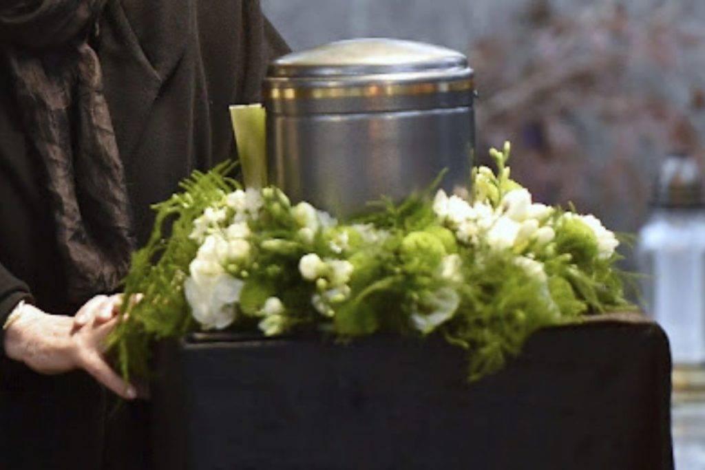 Joven denuncia a paquetería por robo de las cenizas de su padre