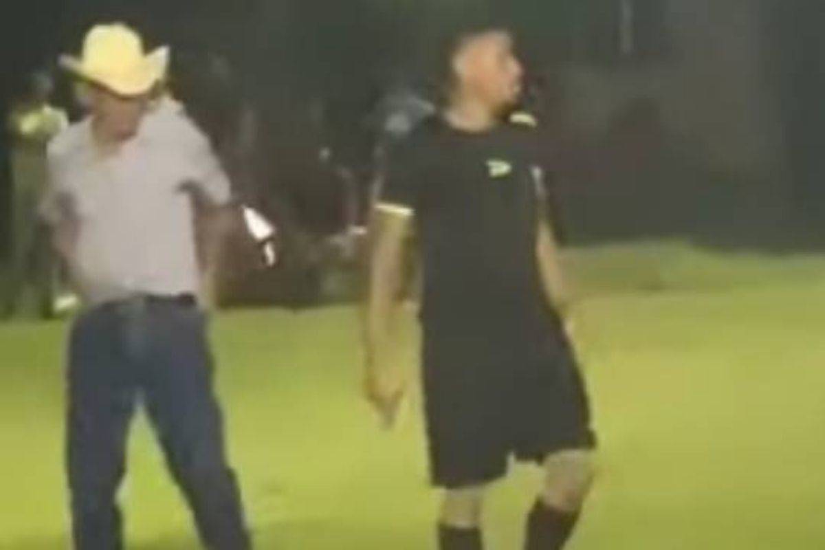 Video: Árbitro saca una pistola tras finalizar un partido