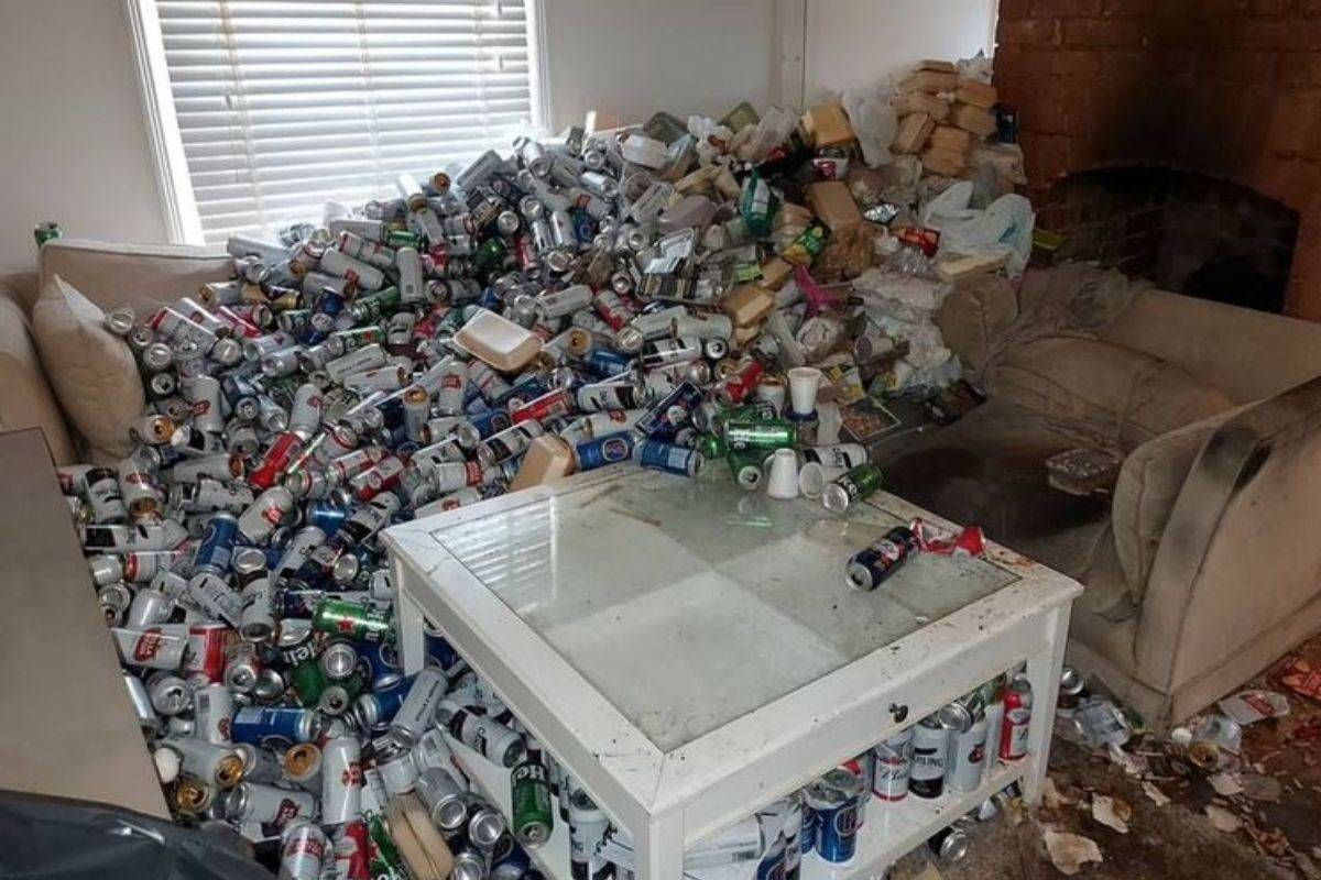 Inquilino deja departamento inundado de basura y latas de cerveza vacías