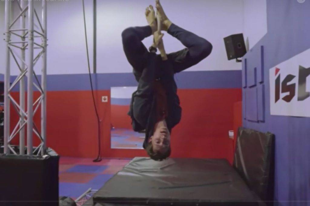 Ingeniero crea lanza telarañas para columpiarse como Spiderman