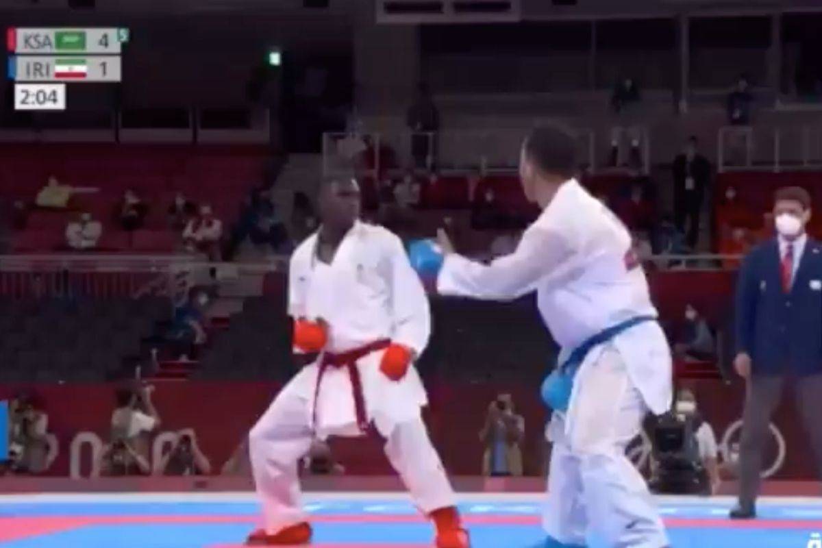 Karateka saudí pierde medalla por noquear a su rival con patada voladora