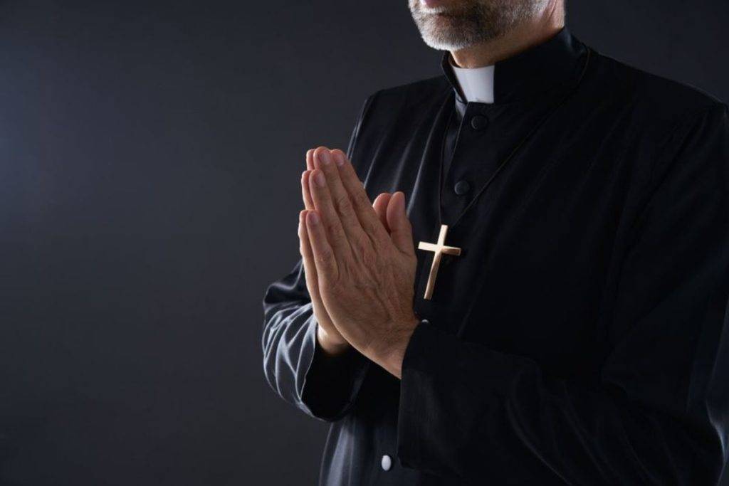 Sacerdote asesinó a su esposa y luego la disolvió en ácido