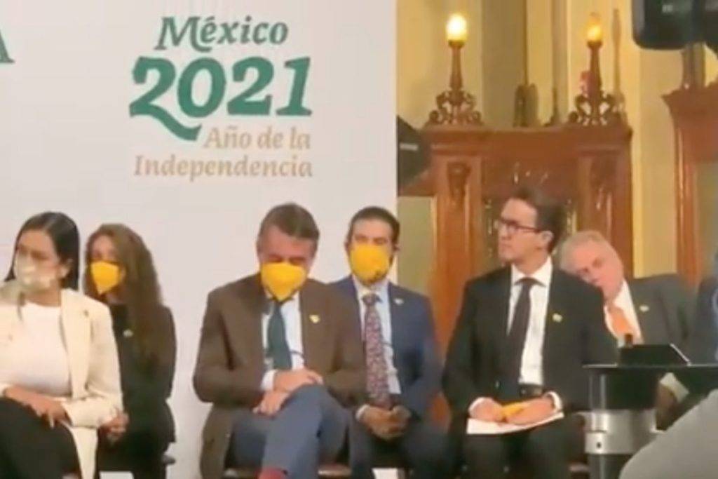 El empresario Carlos Bremer se queda dormido durante la mañanera de AMLO
