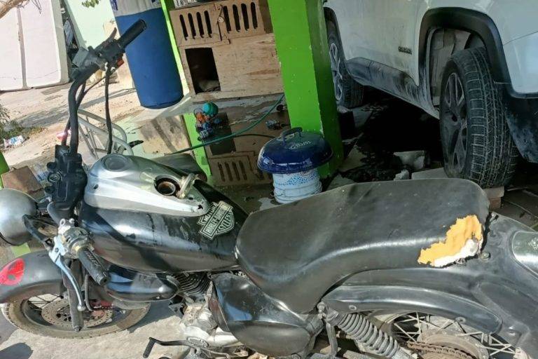Mujer llena con agua el tanque de gas de la camioneta de su ex novio
