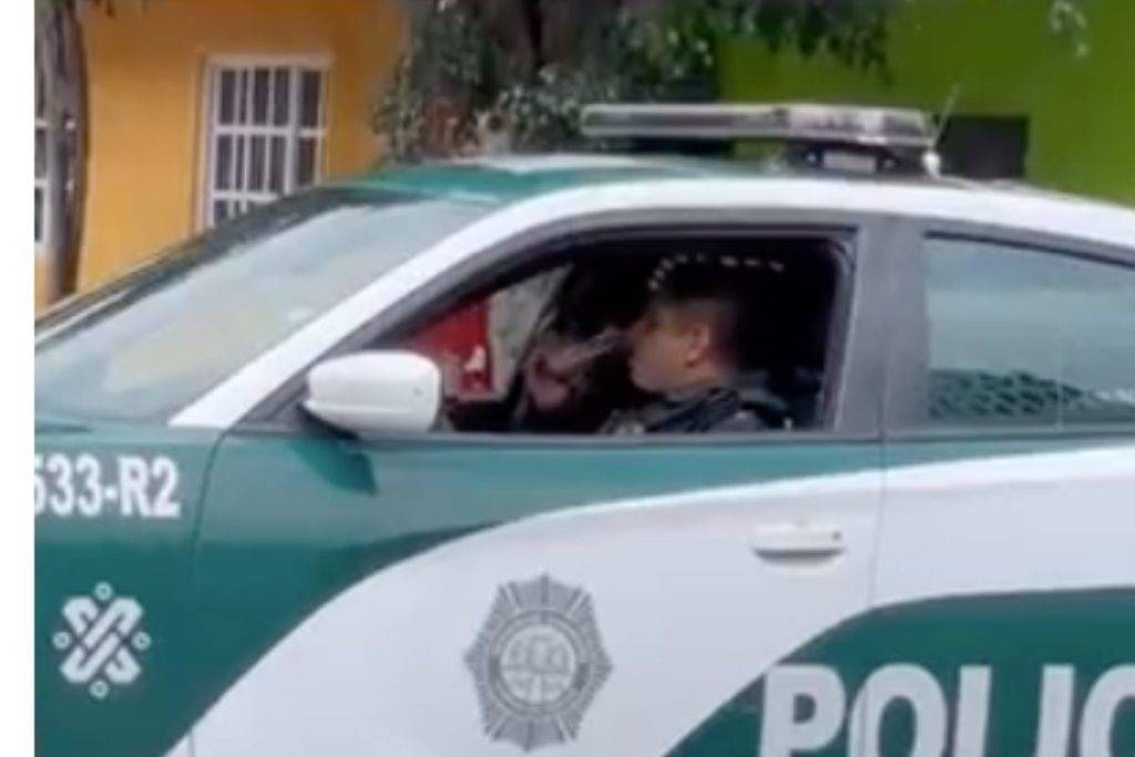 Video: Captan a policias de la CDMX tomando una ‘michelada’ dentro de patrulla
