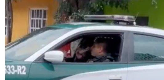 Video: Captan a policias de la CDMX tomando una ‘michelada’ dentro de patrulla