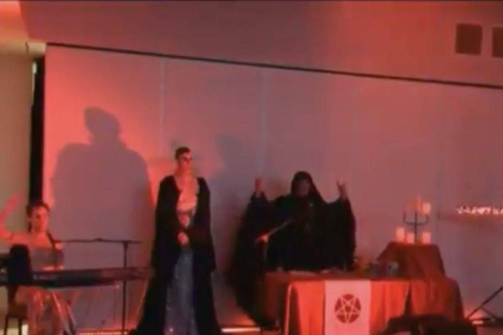 Cadena de televisión transmite por error rito satánico