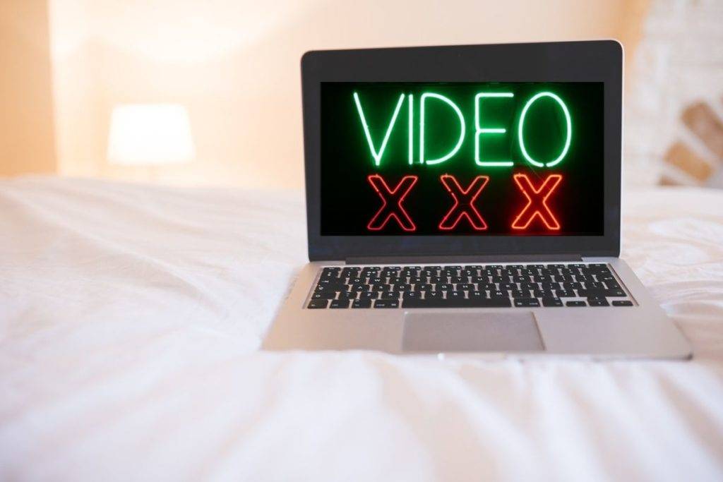 Padres indemnizarán a su hijo por tirarle su colección de porno