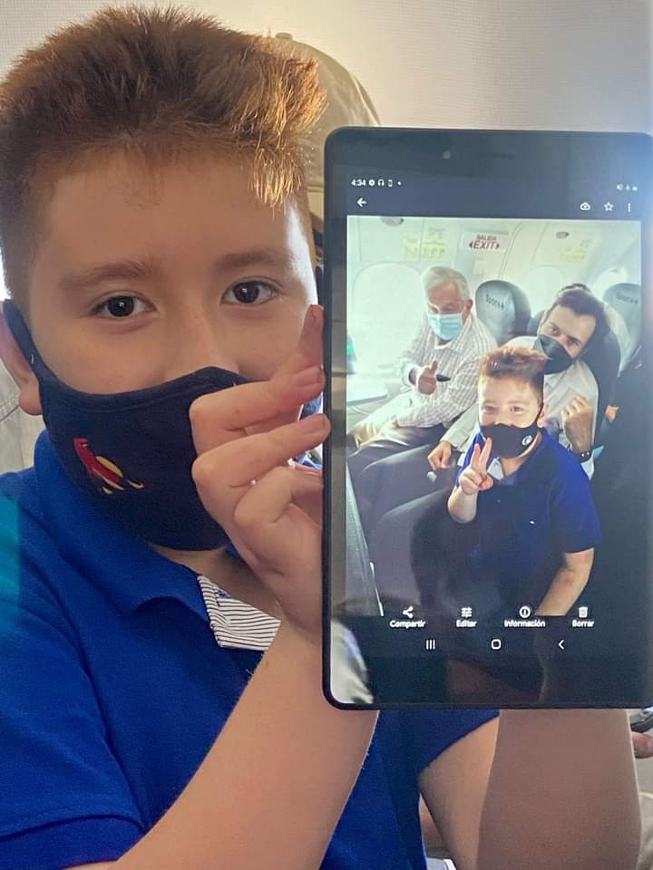Niño de 8 años pide a López Obrador una fotografía durante vuelo
