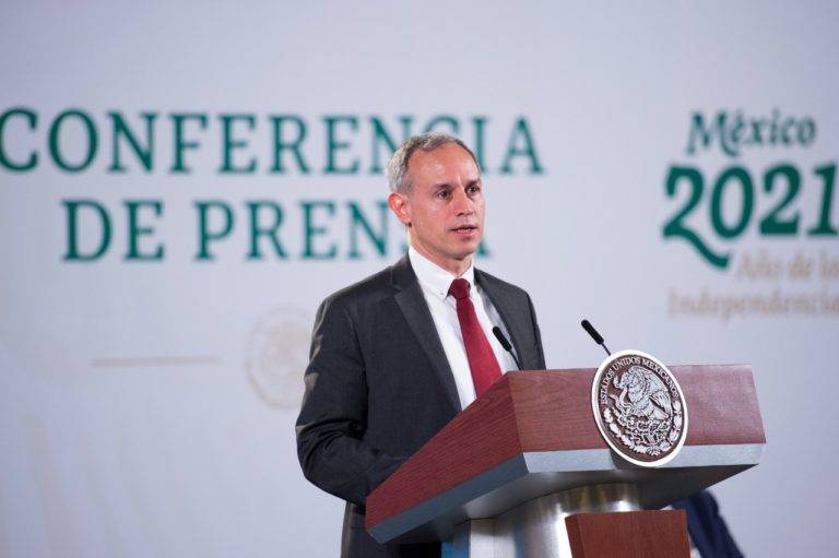 Vacuna antiCovid redujo letalidad de 49% a 10% en adultos mayores