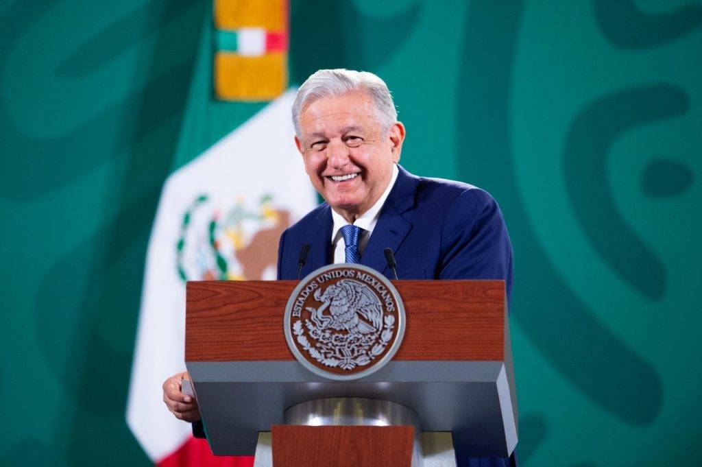 AMLO arrasa en las encuestas a la mitad de su mandato