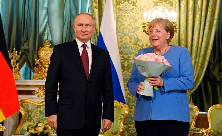 Putin recibe con flores a Merkel; analizarán crisis de Afganistán
