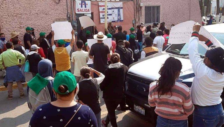 Expresidente de Tizayuca y vendedores ambulantes toman oficina del palacio municipal