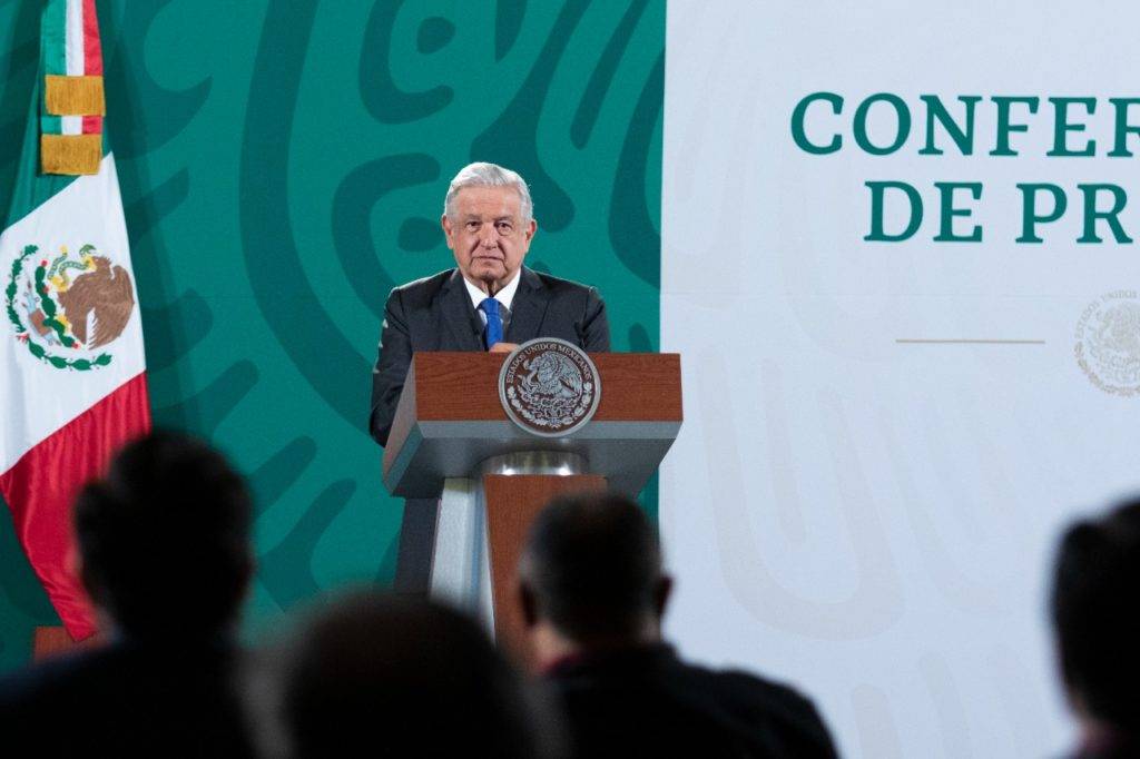 AMLO descarta regulación oficial de la prensa