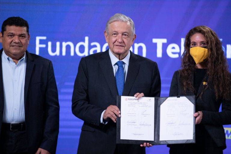 AMLO y Teletón firman convenio para ayudar a niños y niñas pobres con discapacidad