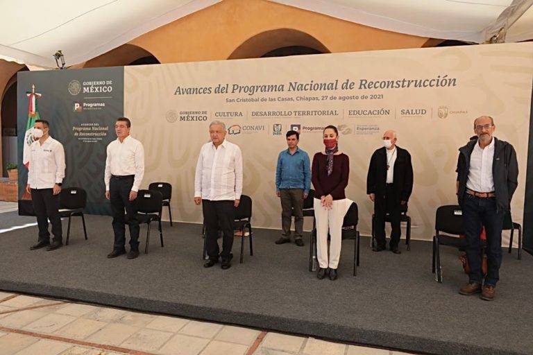 Avanza reconstrucción de escuelas, hospitales y casas; terminaremos en 2022: AMLO