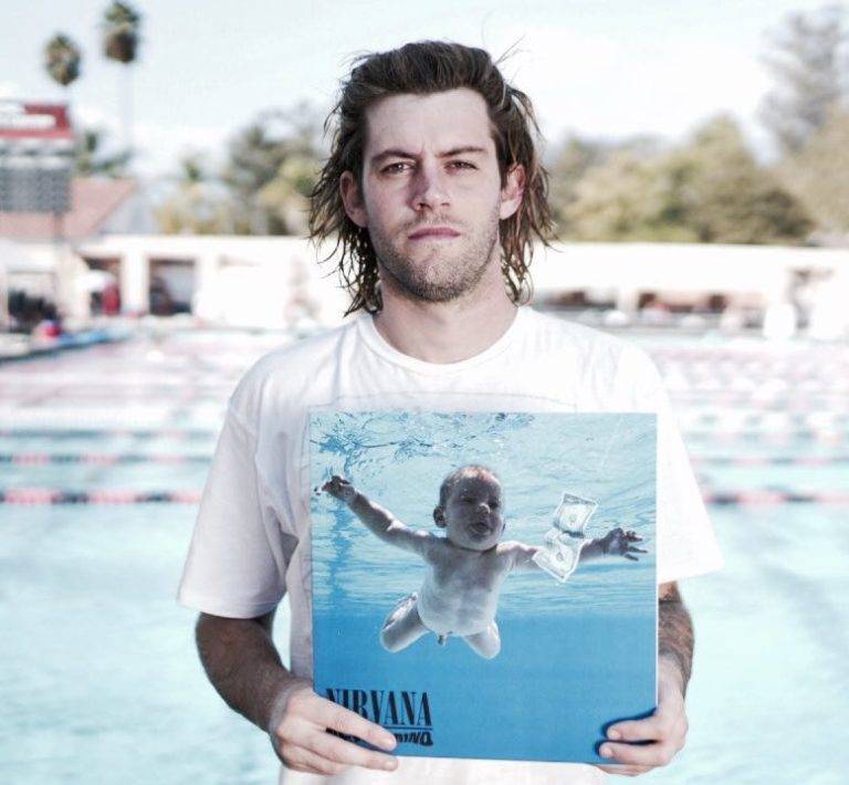 El famoso bebé de Nevermind demanda a Nirvana por pornografía infantil