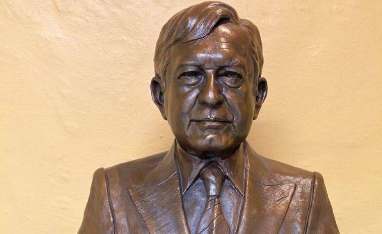 Estatua de bronce para AMLO; será un homenaje de artistas para la 4T