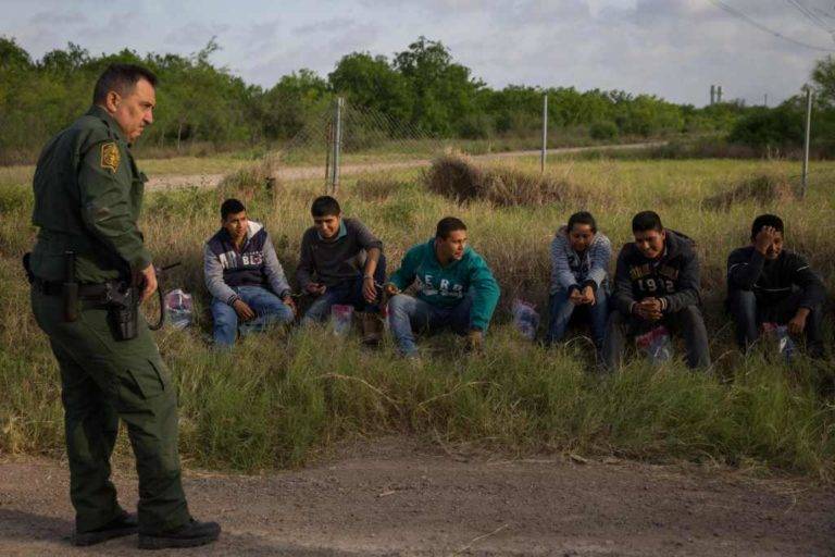 Refuerzan control en la frontera con Texas, detienen a 300 inmigrantes en unas horas