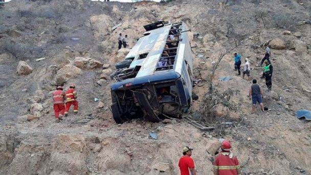 Camión cae al precipicio en Perú, reportan 26 fallecidos