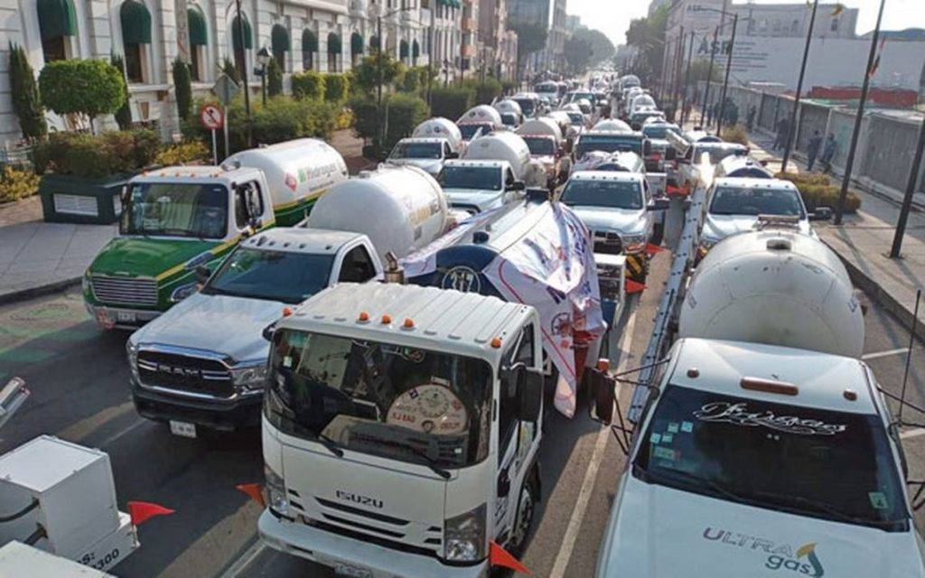 Gaseras aumentan la presión; van por bloqueos carreteros