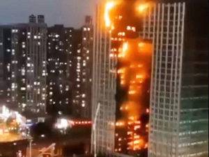 #Video Impresionante incendio en rascacielos de China