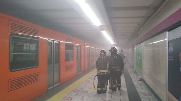 Incendio en Metro Pino Suárez causa crisis nerviosa a usuarios, los desalojan