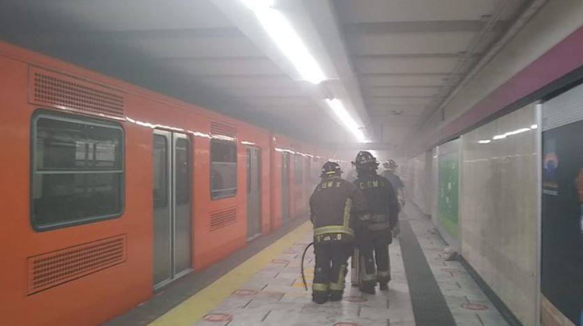 Incendio en Metro Pino Suárez causa crisis nerviosa a usuarios, los desalojan 