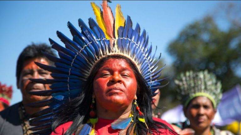 Líderes de pueblos indígenas de Brasil denuncian a Bolsonaro ante La Haya